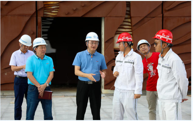 歡迎三沙市市委常委，市長鄧忠蒞臨我司承接的三沙廣場項(xiàng)目，三沙文體館項(xiàng)目現(xiàn)場調(diào)研并指導(dǎo)